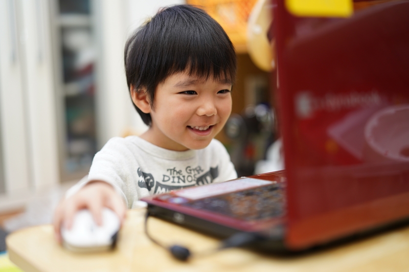 オンラインでタイピング学習をする子ども