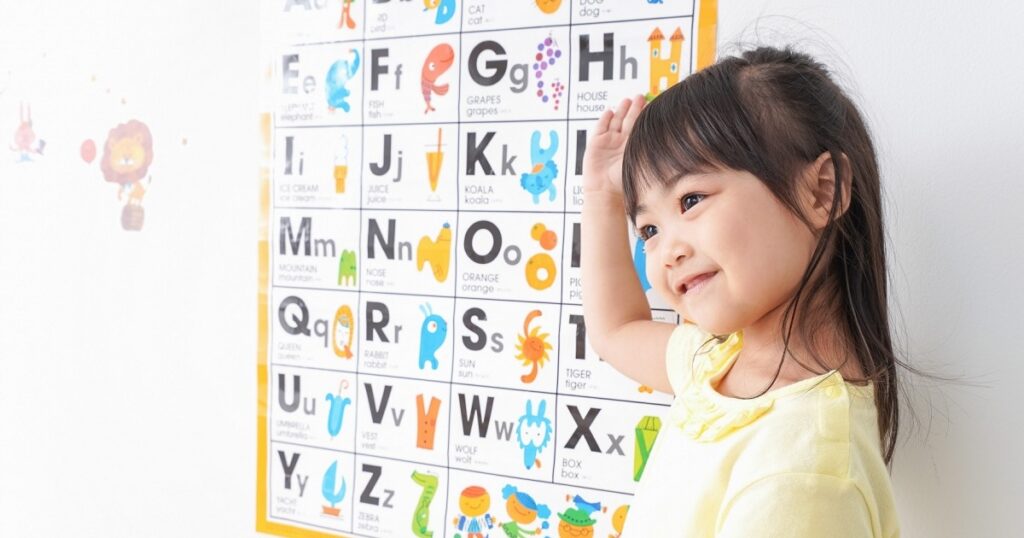 英語学習をする幼児